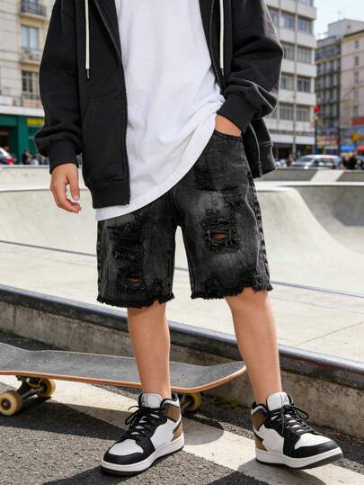 SHEIN Streecool Kids 男童牛仔短裤，夏季新品，时尚街头风，复古做旧牛仔面料，黑色、白色、灰色可选，休闲度假风，弹性腰带，破洞水洗做旧，修身显瘦，面料柔软舒适，适合日常休闲及度假穿着。