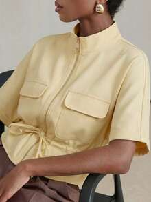 Camisa utilitaria corta y de moda, con dos bolsillos simétricos en el pecho, diseño de cintura ceñida, en general ordenada y práctica - Amarillo claro - Ver 6
