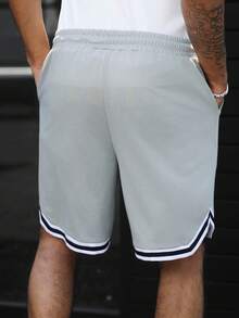 SLATEMANN Pantalones cortos casuales y versátiles para uso diario con cordón en la cintura y estampado de letras y números para hombres - Gris Claro - Ver 2