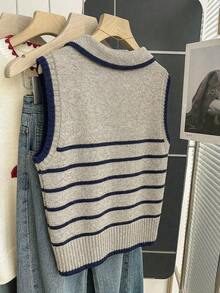 Franclia Áo vest dệt kim màu yến mạch viền đen mới, cổ polo cài nửa khuy, trang trí viền tương phản, dáng ôm không tay, chất liệu dệt kim mềm mại với họa tiết gân mịn, màu yến mạch nhạt trông thanh lịch và cổ điển, kiểu dáng đơn giản và thoải mái, phù hợp cho mặc hàng ngày, phối lớp, đi làm, đi học, viền tương phản tạo chiều sâu, cổ polo trông gọn gàng, dáng rộng che khuyết điểm mà không gây cồng kềnh. - Màu Khaki - Xem 2