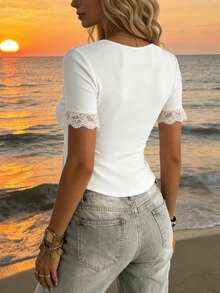 SHEIN Holidaya 女士常规短袖T恤，袖口饰有荷叶边蕾丝，蕾丝领，胸前系带蕾丝，时尚优雅，适合度假穿着 - 白色 - 查看 2