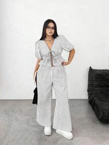 PETITE Conjunto de 2 piezas de talla grande con top corto de manga corta con cuello en V y nudo delantero + pantalones casuales a juego con rayas, ideal para vacaciones - Blanco - Ver 5