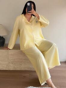 Napfluff CURVE Napfluff CURVE 梭织条纹刺绣拼接长袖长裤睡衣套装，适合大码女性 - 黃色 - 查看 3