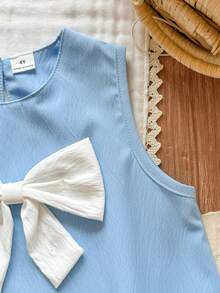 SHEIN Vintaside Kids 这款少女新款夏季天蓝色圆领无袖连衣裙，优雅梦幻，甜美公主风，饰有立体蝴蝶结网纱。采用梭织面料，宽松舒适，厚度适中。裙摆处采用双层荷叶边设计，并以网纱面料拼接，优雅飘逸。适合日常出行、上学、演出、派对、生日庆祝、婚礼等各种场合。 - 藍色 - 查看 6