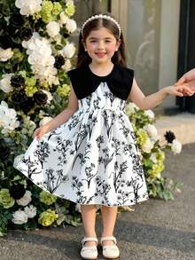 新款黑白简约优雅女童连衣裙，春夏款。黑色梭织面料，蝴蝶结领，白色底布上印有黑色花卉数码印花，桃皮绒质感面料，后背钥匙孔设计，松紧腰身，无袖款式。适合春夏穿着，简约精致，尽显优雅淑女风范，适合日常穿着、上学、外出、度假、派对、生日等各种场合，是夏季的理想之选。优雅的派对礼服，柔软舒适的连衣裙，印花童装。 - 黑與白 - 查看 3
