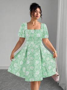 SHEIN Clasi 大码女装畅销花卉提花优雅花瓣袖方领连衣裙 女装 夏季连衣裙 野餐连衣裙 休闲连衣裙 春季连衣裙 夏季花卉连衣裙 泡泡袖连衣裙 休闲花卉连衣裙 绿色花卉连衣裙 - 綠色 - 查看 3