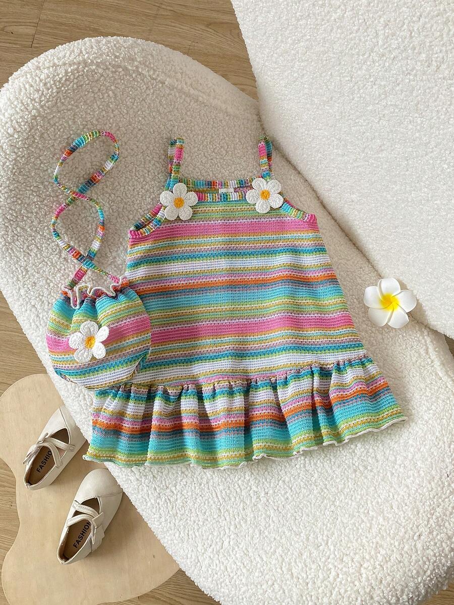 SHEIN Playful Pals 1件女婴彩虹条纹针织连衣裙,饰有花朵图案,可爱休闲甜美无袖迷你连衣裙,配有斜挎包,适合夏季日常外出、旅行、摄影和各种场合。 - 彩色 - 查看 1