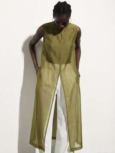 Aveloria Modichic 丝滑缎面质感，深巧克力棕色调，简约现代风格，圆领无袖设计，前中开衩细节，面料触感顺滑，宽松直筒剪裁，光泽度高，轻盈透气，适合通勤、办公、晚宴、艺术展览、时尚派对等各种场合。前短后长设计，女士圆领无袖宽松亮面加长衬衫