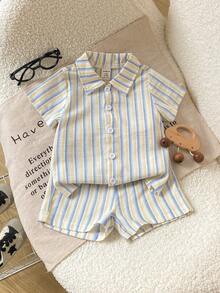 SHEIN Playful Pals 2件套男婴夏季翻领纽扣短袖条纹衬衫+松紧腰短裤套装，蓝黄条纹，时尚复古休闲装，适合日常室内/室外、假日、周末公园、野餐等。 - 彩色 - 查看 6