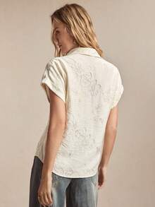 BizChic 春夏新款杏色领前襟纽扣肩部包袖袖口刺绣花卉图案基础休闲女衬衫，夏季度假风 - 杏色 - 查看 3