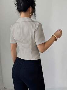 Elenzga 女士条纹衬衫领V领纽扣A字短袖衬衫，优雅法式复古街头风简约百搭，适合休闲、办公、度假、春夏穿着。 - 杏色 - 查看 2
