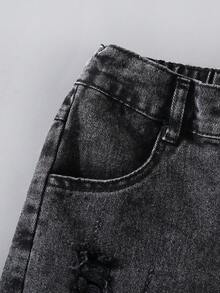 SHEIN Explorewe 男童牛仔短裤，夏季新品，时尚街头风，复古做旧牛仔面料，黑色、白色、灰色可选，休闲度假风，弹性腰带，破洞水洗做旧，修身显瘦，面料柔软舒适，适合日常休闲及度假穿着。 - 黑色 - 查看 3