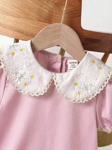 SHEIN Đầm kiểu đồng quê dễ thương cho bé gái, thêu hoa hướng dương, cổ ren, dây rút màu cam, tay phồng và trang trí hoa hướng dương ở túi, thích hợp cho mùa xuân/hè. - Hồng - Xem 3
