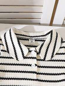 SHEIN 女童春夏休闲时尚新款T恤套装。黑色和米色条纹华夫格针织面料，白色纽扣半开领翻领短袖T恤上衣，搭配黑色纯色百褶裙，两件套。 - 黑與白 - 查看 5