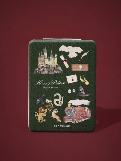 FanGlow HARRY POTTER X SHEIN 1个绿色卡通图案印花方形皮革折叠化妆镜。这款方形复古便携式手持化妆镜适合女孩、学生以及日常化妆和通勤使用。