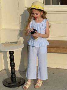 SHEIN Completo da 2 pezzi per bambine con top senza maniche a righe blu con volant e orlo a volant, abbinato a pantaloni casual a gamba dritta a righe blu. Adatto per vacanze, scuola, casa e altre occasioni - Blu - Visualizzare 5