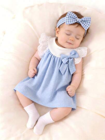 SHEIN 夏季新生女婴蓝色格子蝴蝶结装饰无袖连衣裙，白色蕾丝边饰，圆领设计，优雅甜美，宽松舒适，是外出、度假和拍照的理想之选。