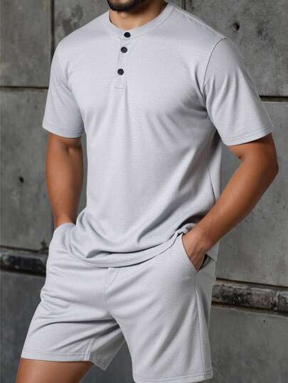 Bộ 2 món thời trang cho bé trai tuổi teen: áo polo và quần short dệt kim màu xám, chất liệu mềm mại và thoải mái, phù hợp cho các hoạt động ngoài trời, chụp ảnh, thể thao và nhiều dịp khác, kiểu dáng thời trang.