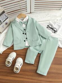 四件套男婴正装套装，包括白色针织长袖衬衫（带领结）、浅蓝色装饰口袋长袖西装外套、单排扣马甲和松紧腰长裤。白色衬衫搭配浅蓝色西装外套，显得格外优雅，使整套服装看起来整洁时尚，适合节日活动、正式场合、婚礼、婚礼宾客、花童、伴郎以及开学季穿着。 - 綠色 - 查看 1