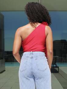 Steph T Top corto rojo con detalle de volantes y plisados en un hombro con rosetón 3D - Burdeos - Ver 2