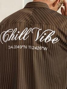 SWAVVY 标准尺码男士休闲蓝白条纹短袖宽松衬衫，饰有花卉英文刺绣 - 咖啡棕 - 查看 7