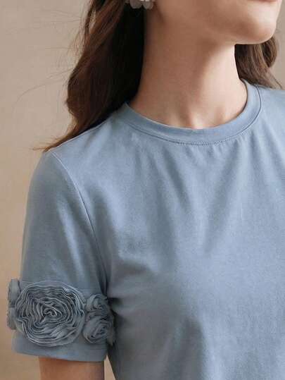 Anewsta Elegante Camiseta Feminina Azul Minimalista Ajustada de Pescoço Redondo com Floral 3D em Rosa, Adequada para Primavera a Verão, Blusas Casuais para Mulheres, Blusas Elegantes Femininas