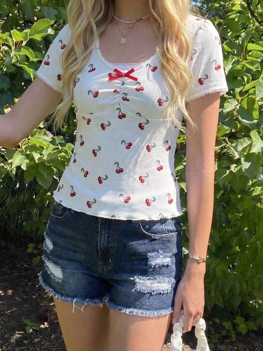 SHEIN 少女夏季休闲度假通勤樱桃印花撞色蕾丝褶皱胸部短袖修身T恤 - 紅白色 - 查看 1