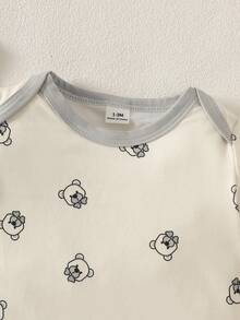 SHEIN Bộ 5 món in hình gấu hoạt hình cho bé gồm yếm, mũ, găng tay và chăn quấn, thiết kế dễ thương cho các bữa tiệc và mặc hàng ngày, phù hợp cho trẻ sơ sinh từ 0-1 tuổi, sản phẩm mới mùa xuân/hè. - Màu be - Xem 4
