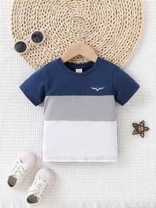SHEIN Playful Pals 中性新生兒嬰幼兒針織短袖上衣 多色拼接圖案 嬰兒夏季服裝 白色 夏季休閒城市度假運動風 - 藏蓝色 - 查看 4