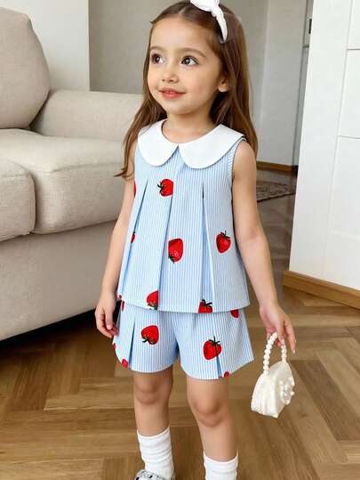 SHEIN Elladie kids 2件套女童（小号）休闲时尚新款T恤套装，梭织面料，可爱草莓红、蓝白条纹数码印花，白色彼得潘领无袖T恤，下摆褶裥设计，搭配褶裥休闲短裤，适合可爱韩式休闲风，舒适百搭，适合日常、上学、外出、海滩、派对、春夏穿着。