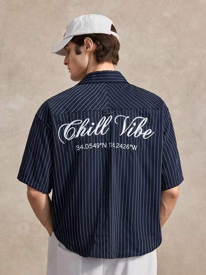 Courvante 标准尺寸男士休闲蓝白条纹短袖宽松衬衫，带花卉刺绣英文文字