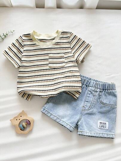 SHEIN Vintaside Kids 男宝宝条纹针织短袖上衣+牛仔短裤套装，超酷可爱休闲装。经典浅蓝色水洗牛仔短裤搭配白、棕、黑三色条纹针织上衣。简约的logo贴片装饰，圆领短袖胸前口袋设计，直筒短裤适合各种身材，衬托小男孩的帅气身形。方便穿脱，适合夏季穿着，充满活力。非常适合日常外出、公园游玩、周末散步、幼儿园、家庭聚会等各种场合。让您的宝贝每天都时尚又活力满满。