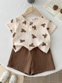 LMoss Kids Bộ 2 món cho bé trai gồm áo thun ngắn tay và quần short kaki lưng thun in hình gấu hoạt hình dễ thương, thích hợp cho mùa hè. - Nhiều màu - Xem 6