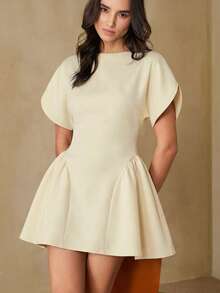 Revavyn Đầm chữ A tay phồng ngắn màu đen, thiết kế rộng rãi và thoải mái, phong cách tối giản hiện đại, chất vải dày dặn và cứng cáp, tạo dáng thon gọn. Từ khóa: Đầm tay phồng, chân váy chữ A, phong cách tối giản, dáng rộng rãi, mặc hàng ngày, tay áo phồng, đầm đen, chất liệu thoải mái, thời trang và đa năng. - Vàng nhạt - Xem 3