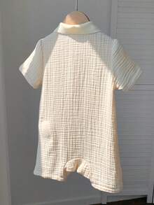 SHEIN 男婴/女婴休闲日常柔软舒适提花面料POLO领短袖半拉链连体短裤,适合度假、居家、外出、春夏穿着。 - 米色 - 查看 3