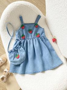 SHEIN Playful Pals 女婴休闲可爱草莓图案牛仔无袖连衣裙，适合春夏户外活动、度假、旅行、聚会和日常穿着。 - 中等水洗藍 - 查看 6