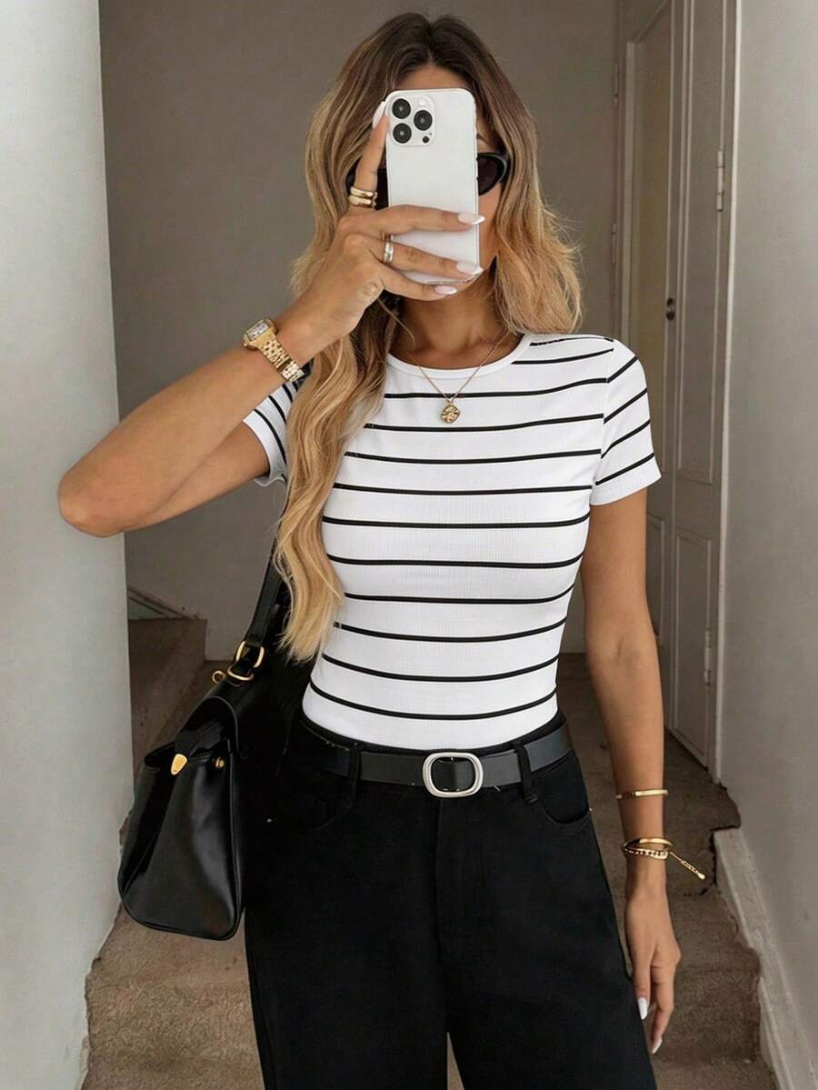 Easowa Camiseta clásica de mujer ajustada al cuerpo con rayas negras y blancas, cuello redondo y mangas cortas - Blanco y Negro - Ver 1