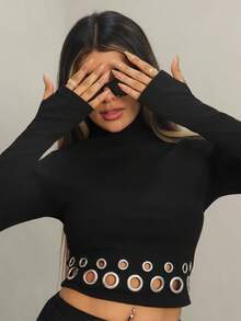 Rayane Ketlyn 2025新款极简秋冬女装修身高领短款长袖上衣，饰以醒目的金属镂空下摆，前卫都市酷炫风格，吸睛单品，修身显瘦，派对吸睛利器，性感女神范儿，前卫设计，引领时尚潮流，黑色上衣 - 黑色 - 查看 5