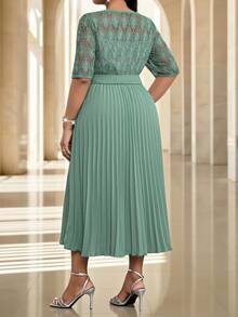 Fleurora Elegantes Kleid für Damen in Große Größen mit Kontrast-Spitze, Rundhalsausschnitt, Kurzarm und plissiertem Saum - Kadettenblau - Übersicht 3