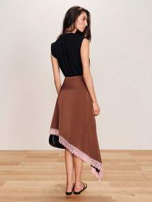 lacRébo 巧克力棕色缎面不对称中长裙，饰以粉色蕾丝花边，春夏法式巴黎风情外出缎面裙 - 棕色 - 查看 2