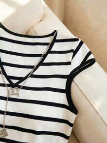 Franclia Black & White Striped V-Neck Fitted Knit T-Shirt, Suitable For Parties, Casual Vacations, Intellectual Work Commute, And Campus Styles - Black and White - View 5