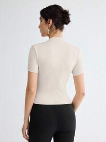 BizChic 女士纯色褶皱优雅短袖T恤，适合办公室、正式场合、通勤、休闲、浪漫、90年代复古风、派对、毕业典礼、婚礼宾客、伴娘、主持人、外出、社交、约会、聚会、音乐会、毕业典礼、早午餐、机场等各种场合。 - 灰色 - 查看 2