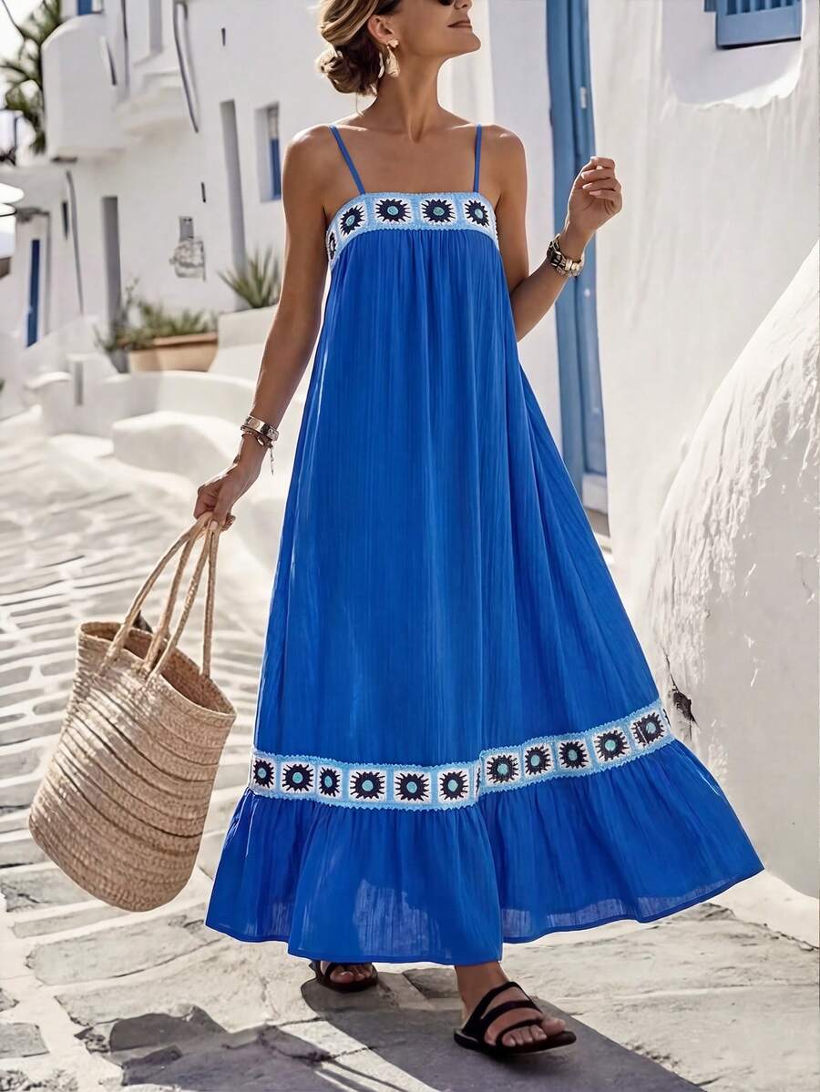 SHEIN Holidaya Vestido de Alça Novo de Primavera/Verão para Mulheres, Vestido de Alça Elegante de Férias Romântico Casual de Verão com Contraste de Crochê Manual Floral, Recorte Vazado, Busto Envolvente, Bainha em A-Line, Vestido Casual de Praia de Verão para Mulheres, Traje de Vestido de Verão Italiano, Vestido de Férias - Azul Royal - Visão 1