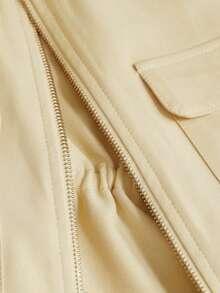 Camisa utilitaria corta y de moda, con dos bolsillos simétricos en el pecho, diseño de cintura ceñida, en general ordenada y práctica - Amarillo claro - Ver 7