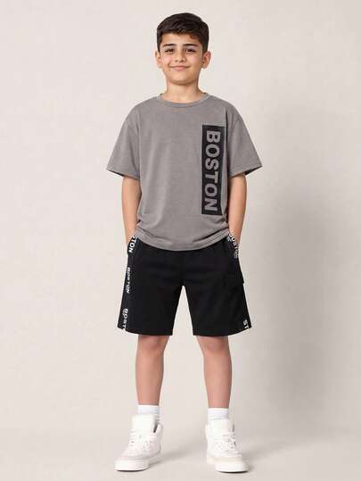 SHEIN 2件套男童休闲纯色字母印花短袖圆领T恤和侧条纹松紧腰带口袋短裤套装，适合夏季户外玩耍、上学、街头风、派对和休闲，性价比高。