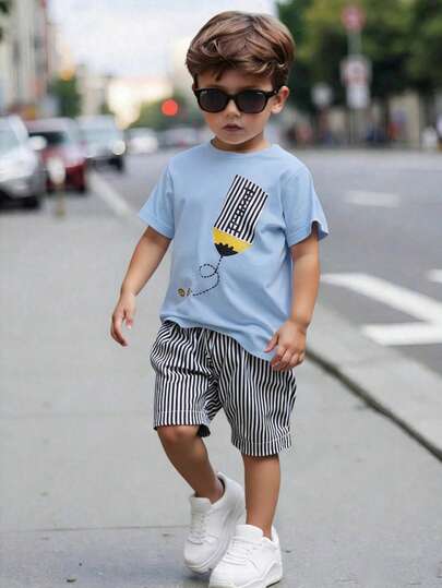 SHEIN Streecool Kids Bộ 2 món quần short dáng suông thêu họa tiết và quần short kẻ sọc kiểu học sinh cho bé trai, đa năng cho mùa hè, phù hợp cho đi học, đi chơi hàng ngày, nghỉ dưỡng, du lịch, thư giãn, tắm nắng, và mùa tựu trường.