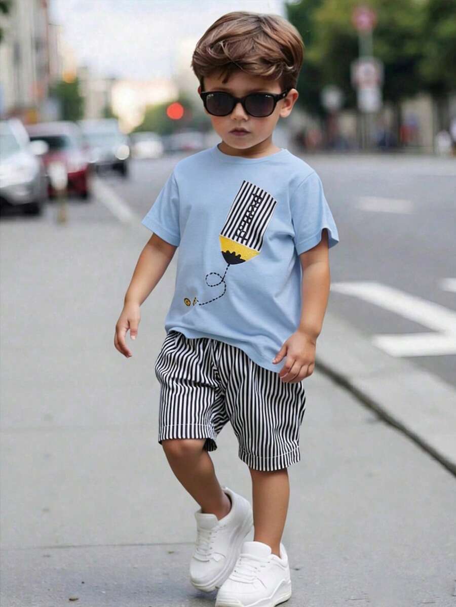 SHEIN Streecool Kids 两件套男童学院风刺绣铅笔裤及条纹休闲短裤,夏季百搭,适合上学、日常出行、度假、休闲、日光浴、返校季等场合。 - 淺藍色 - 查看 1