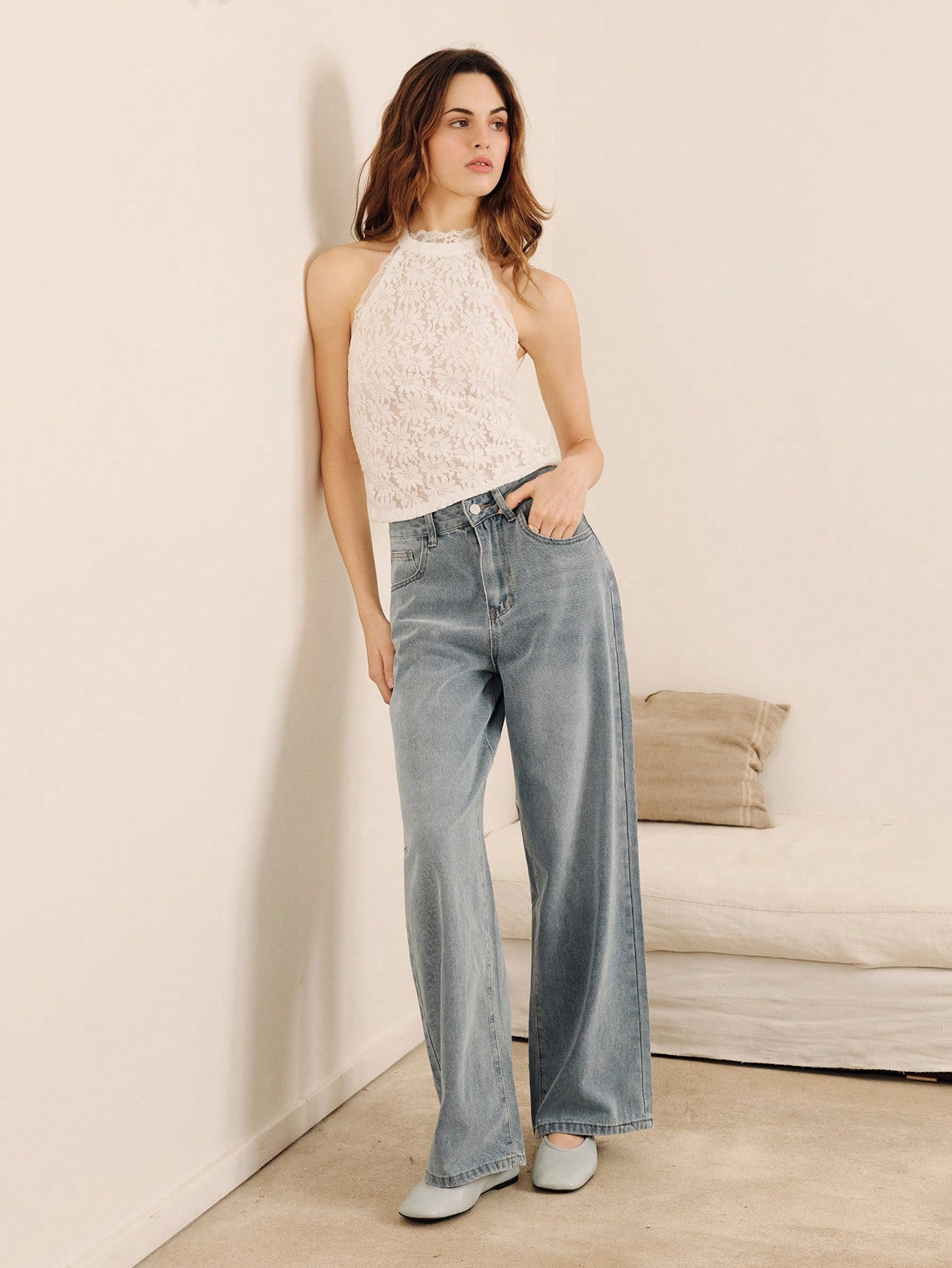 Jeans a vita alta e gamba dritta con tasche posteriori a forma di cuore a contrasto