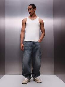 PLAYBOY X SUMWON Quần jeans nam dáng rộng, chất liệu denim mài, có chi tiết rách và logo thương hiệu ở túi sau. - Màu xanh lam - Xem 3