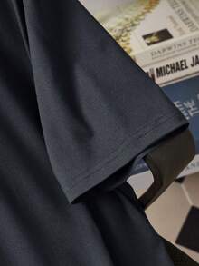 Manfinity Homme 男士火焰字母 B 印花 + 袖标设计灰色圆领短袖 T 恤 - 深灰色 - 查看 4